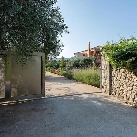 Girasole: Contemporary Corfu Retreat With Artful Decor * Dafnila